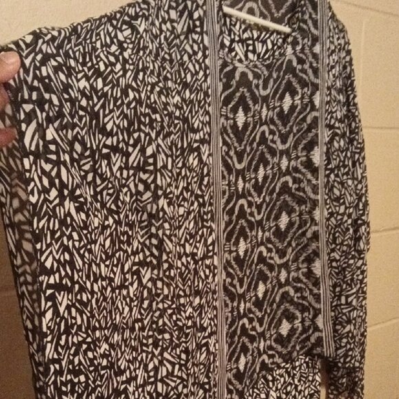 Allison Daley Monochrome Geometric Top - Picture 5 of 14